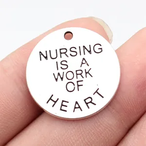 Antiksilber Runder Metallanhänger Nursing Is A Work Of Heart Buchstaben Charm Zinklegierung DIY Schmuckzubehör Für Halskette