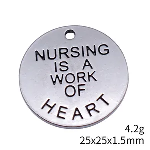 Antik-Silber-Finish 25mm runder Metallanhänger mit 'Nursing is a work of heart' Gravur