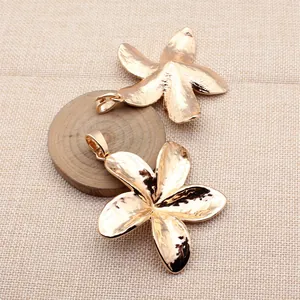 Großer extravaganter goldener Blumenanhänger mit Hammerschlag-Textur für DIY-Schmuck