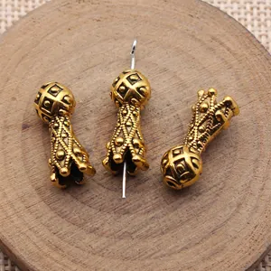 Antikgoldene 19x8x8mm Imam Gebetsperlen für Schmuckherstellung auf Holzuntergrund
