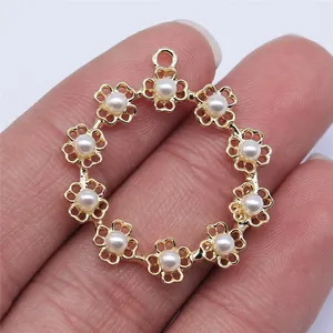 Colgante de Aro de Flor de Aleación Retro con Perla Artificial para DIY Joyería Accesorio Floral Redondo