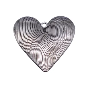 Grand pendentif coeur en argent antique avec texture ondulée pour création de bijoux
