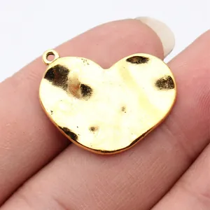 Goldener strukturierter gehämmerter Herzanhänger für DIY-Schmuckherstellung und Basteln