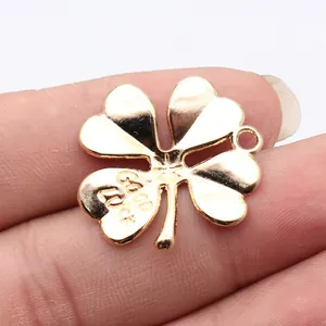 Goldener vierblättriger Kleeblatt-Anhänger mit Good Luck Gravur für DIY-Schmuck