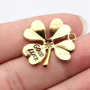 Detailreicher goldfarbener vierblättriger Kleeblatt-Anhänger mit Gravur für DIY-Schmuck