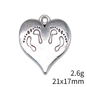 Retro heart-shaped pendant with etched baby footprints, size 21x17mm weight 2.6g
