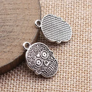 Amuletos de calavera de aleación plateada vintage con texturas florales para joyas