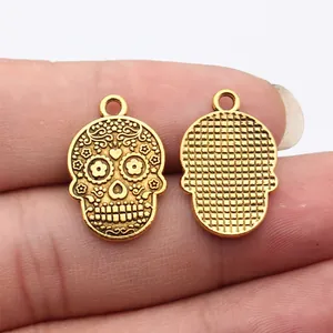 Colgantes de calavera de aleación de oro vintage con textura de flores para joyería DIY