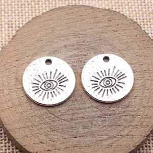 Antik silberner, gehämmerter runder Anhänger mit bösem Blick für DIY-Schmuck