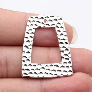 Silbern gehämmert Trapez Anhänger mit hohlem geometrischem Design für Schmuck