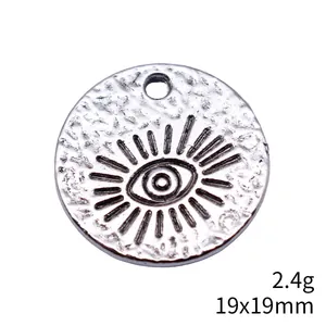 Antik-silberner Hammerschlag-Rundanhänger mit Evil-Eye-Gravur, 19x19 mm 2,4 g Gewicht