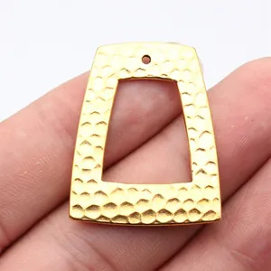 Gehämmerter goldener Trapez-Anhänger, geometrischer Charm für kreatives Schmuck-DIY