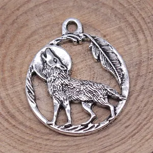 Antiker silberner heulender Wolf und Mond Anhänger für kreative DIY Schmuckherstellung