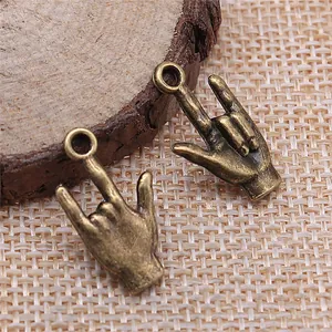 Ciondolo a mano in lega di bronzo vintage I Love You segno della mano per la creazione di gioielli
