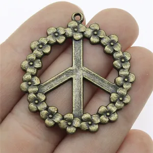 Vintage 38mm legering vredessymbool hanger met bloemenkrans ontwerp voor DIY sieraden