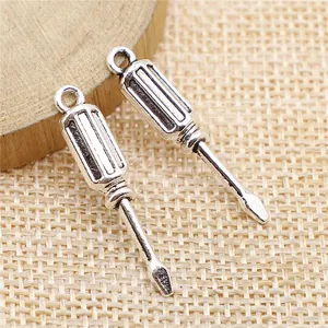 Piccolo ciondolo a cacciavite in lega di zinco 31x6mm per progetti di creazione gioielli DIY