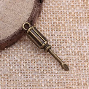 Ciondolo cacciavite vintage in bronzo antico per la creazione di gioielli fai da te