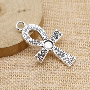 Pendentif croix Ankh en argent antique avec motif de nœud celtique artisanat.