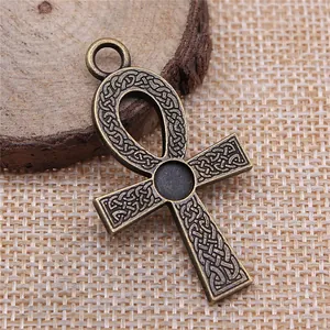 Pendentif croix Ankh en bronze vintage avec motifs de nœuds celtiques et lunette ronde