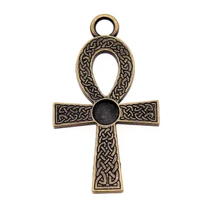 Pendentif croix égyptienne Ankh en bronze antique avec motifs de nœuds celtiques