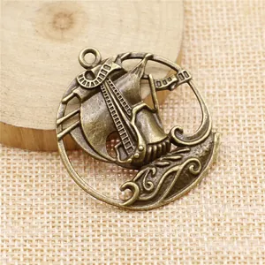 Antiker Bronze Piratenschiff Segelschiff Anhänger auf rustikalem Holz und Webstoff