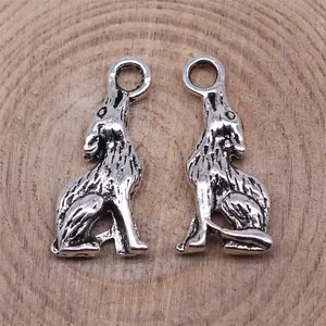 Paar Vintage Silber heulende Wolf Anhänger für DIY Schmuckherstellung auf Holzgrund