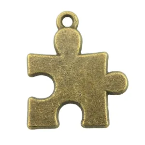 Ciondolo a forma di tessera di puzzle in bronzo antico per creazione gioielli 23x20mm
