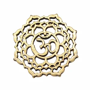 Antiekgouden OM-symbool hanger met verfijnd mandala hol lotusontwerp