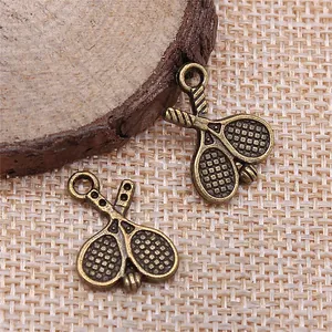 Vintage bronzen tennisracket hanger voor DIY sieraden en sport-gerelateerde accessoires.