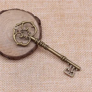 Antiker Bronze-Schlüsselanhänger mit Schnörkeln für DIY-Schmuckherstellung, 82x31mm Größe.