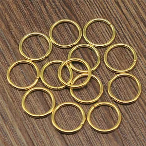 Confezione di anellini in ferro dorato per creazione di gioielli fai da te su legno
