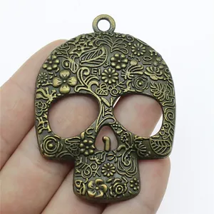 Großer Totenkopf-Anhänger mit floralem Muster in Bronze-Optik für DIY-Schmuckherstellungsprojekte