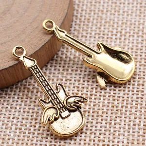 Ciondoli a forma di chitarra in lega di zinco oro antico con ali 31x10mm