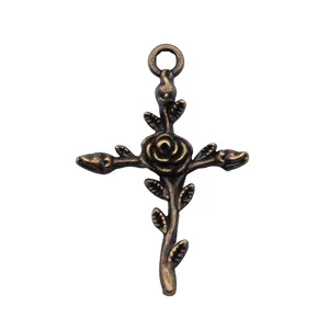 Colgante de cruz vintage en bronce con rosa y ramas para creación de joyas artesanal