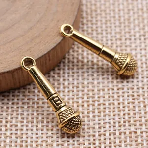 Set di due ciondoli a forma di microfono dorato vintage per creazione gioielli DIY 25x7mm