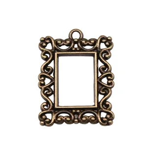 Vintage antieke bronzen rechthoekige fotolijst hanger met filigraan voor sieraden