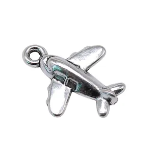 Colgante de avión plateado vintage para la fabricación de joyas DIY accesorios 15x13mm