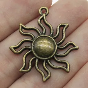 Ciondolo sole in bronzo antico per creazione gioielli, in lega di zinco 35x31mm.