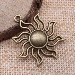 Ciondolo sole in bronzo antico con raggi di fiamma per creazione gioielli fai da te