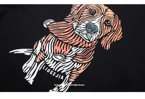 Vista dettagliata di una stampa grafica di cane cartone animato su una maglietta nera da uomo.