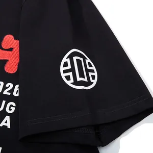 Λεπτομέρεια streetwear βαμβακερού T-shirt 230g με κόκκινο κέντημα και λογότυπο