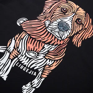 T-shirt nera da uomo con stampa stilizzata e colorata di un cane in stile cartoon