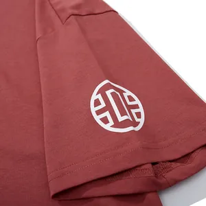 T-shirt da uomo oversize terracotta con logo geometrico bianco stampato sulla manica