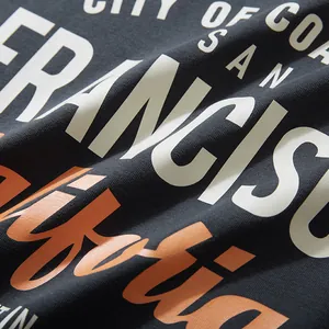 Gedetailleerde close-up van de San Francisco print op een grijs oversized katoenen T-shirt.