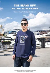 Stilvolles marineblaues Herren-Langarmshirt in Übergröße mit Grafikprint am Hafen