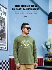 Detailansicht eines olivgrünen Langarm-T-Shirts für Herren mit Custom Superbikes Grafikdruck