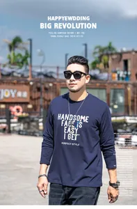 Detailansicht eines marineblauen Langarm-T-Shirts mit modischem Buchstabendruck.