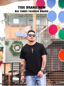 Primer plano de un hombre de talla grande con camiseta negra y estampado chic.