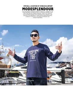 Detailansicht des dunkelblauen Langarm-T-Shirts mit Buchstabendruck auf dem Model