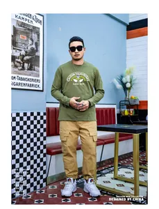 Herren Langarmshirt in Olivgrün mit Grafikprint in einem modernen Diner-Ambiente